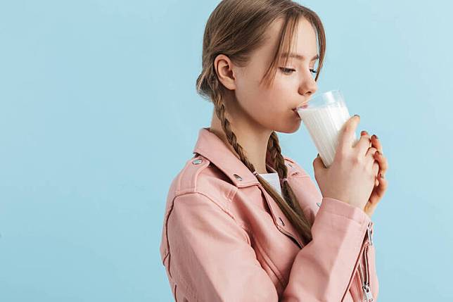 健康网》喝牛奶不会生痰 喉咙卡卡与「这现象」有关